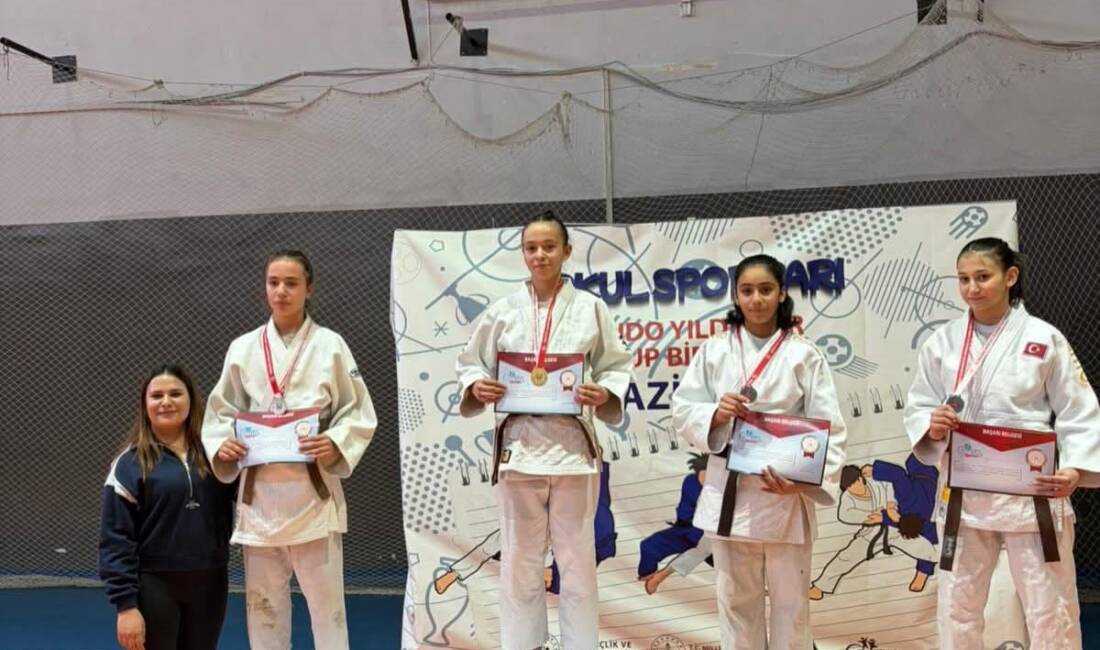 Gaziantep’te düzenlenen okul sporları judo yıldızlar grup müsabakalarında mücadele eden