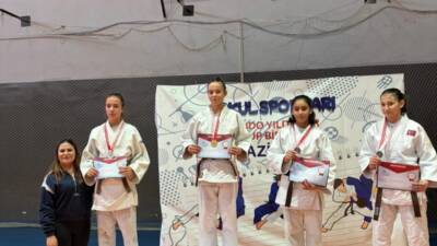 Gaziantep’te düzenlenen okul sporları judo yıldızlar grup müsabakalarında mücadele eden