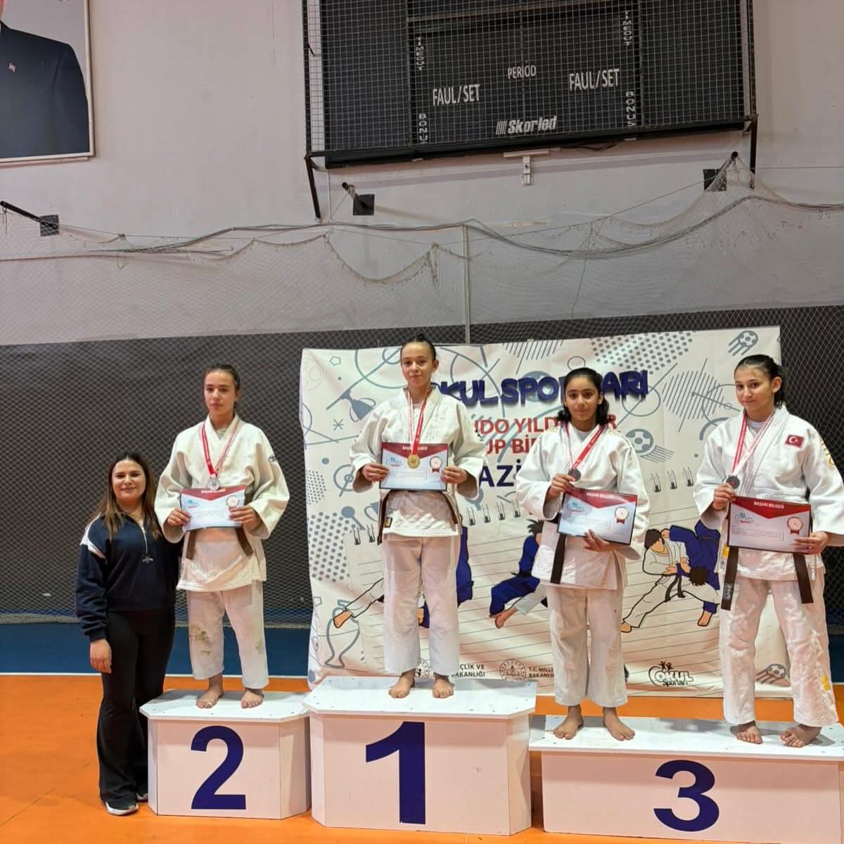 Gaziantep’te düzenlenen okul sporları judo yıldızlar grup müsabakalarında mücadele eden