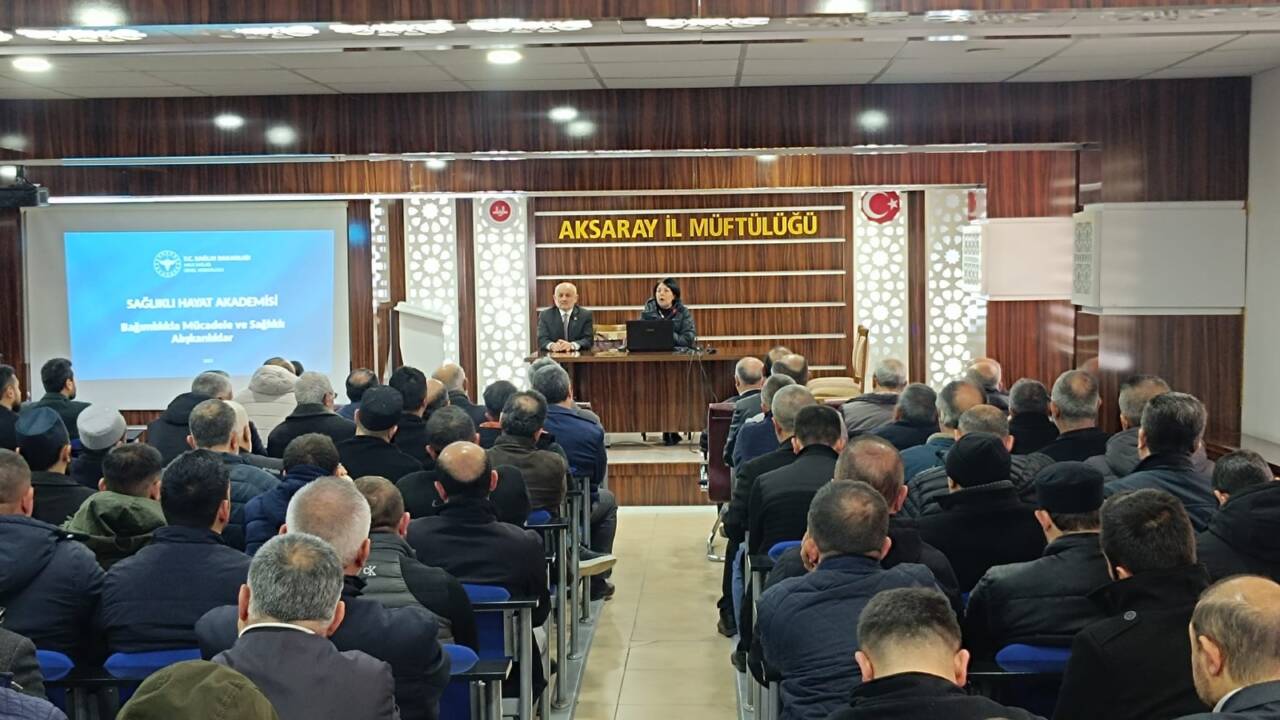 Aksaray Müftülüğünde görev yapan din görevlilerine yönelik programda sigara bırakma