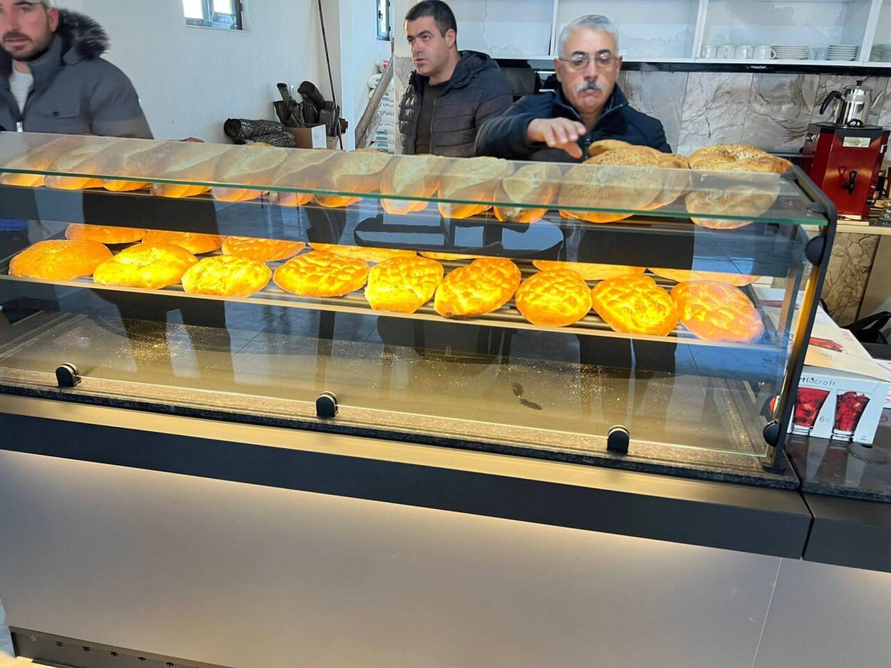 Saratlı Belediye Başkanı Cuma Kaplan, Saratlı Halk Ekmek Fırını üzerinden