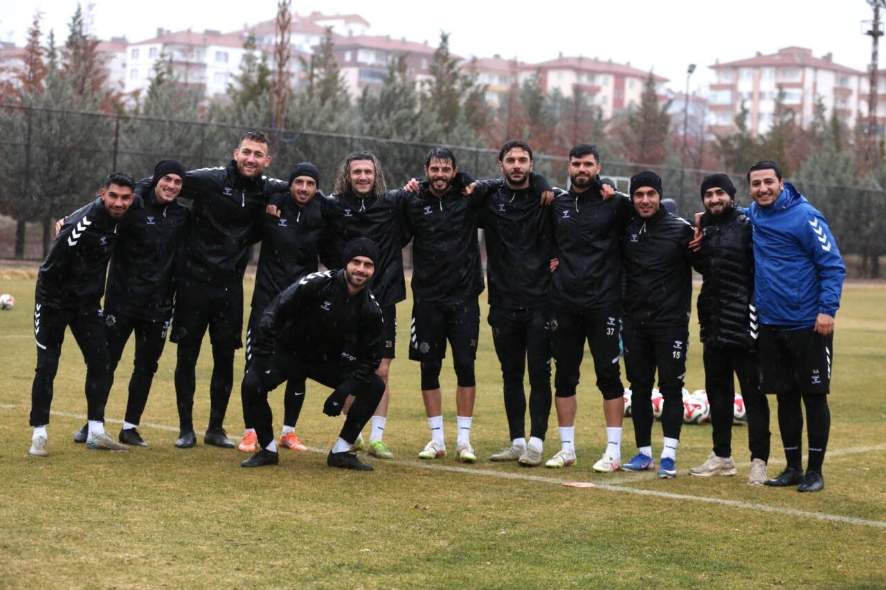 “Bravo çocuklar” diyerek saha içinde oyuncularını motive eden tecrübeli teknik