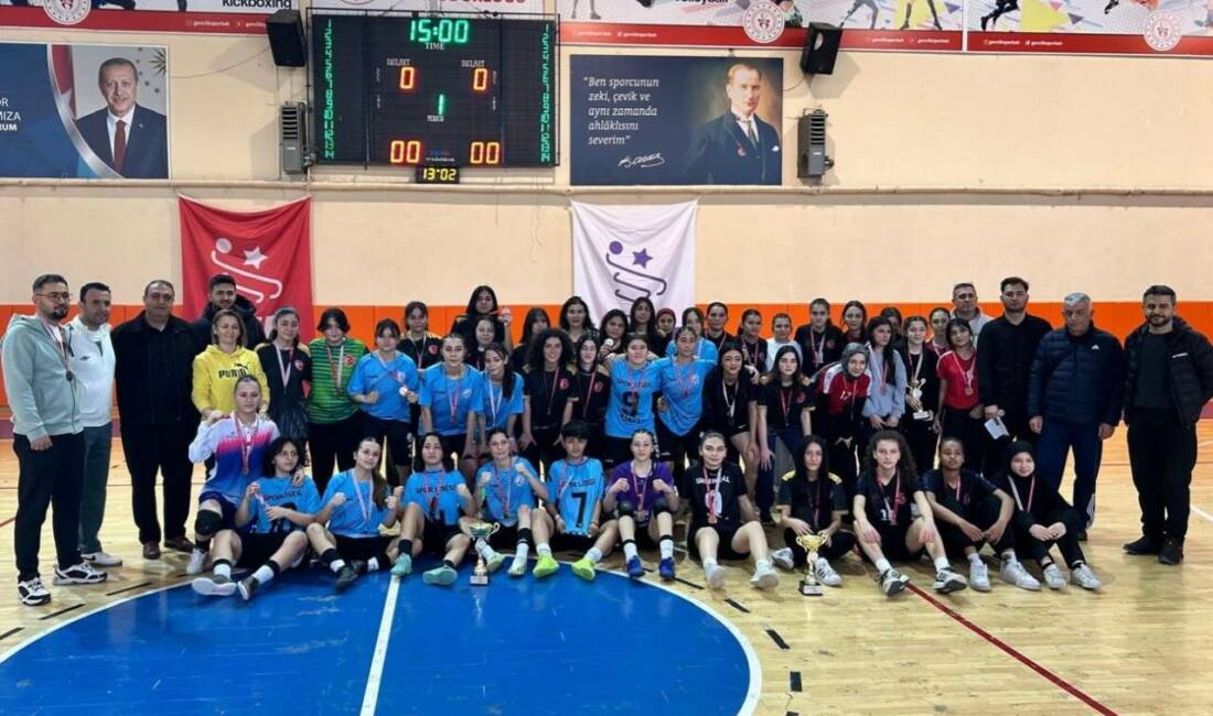 Aksaray’da düzenlenen Okul Sporları Gençler A Futsal İl Birinciliği tamamlandı;