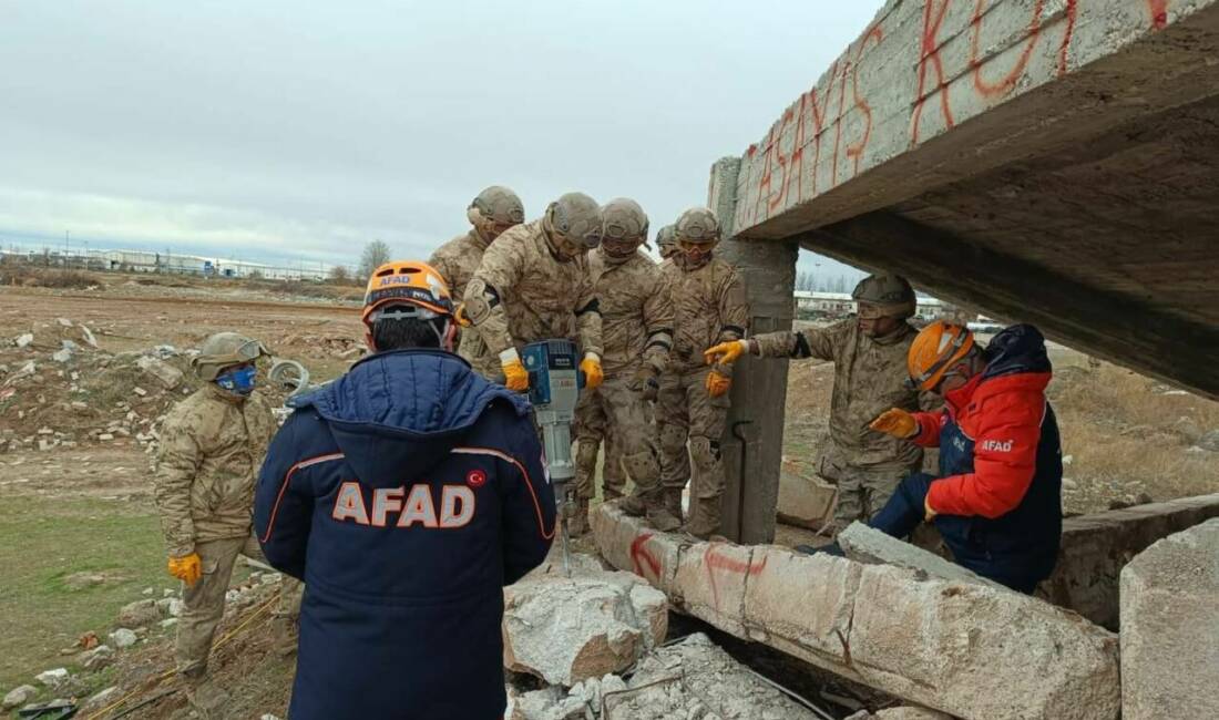 Aksaray İl AFAD eğitmenleri, İl Jandarma Komutanlığı personeline yönelik düzenlenen