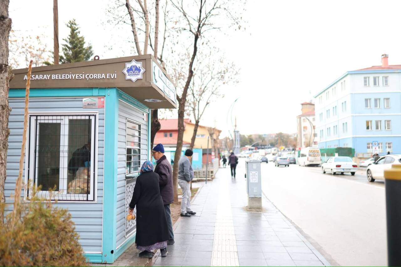 Aksaray Belediyesi, soğuk ve yağışlı günlerde vatandaşlara destek olmak amacıyla