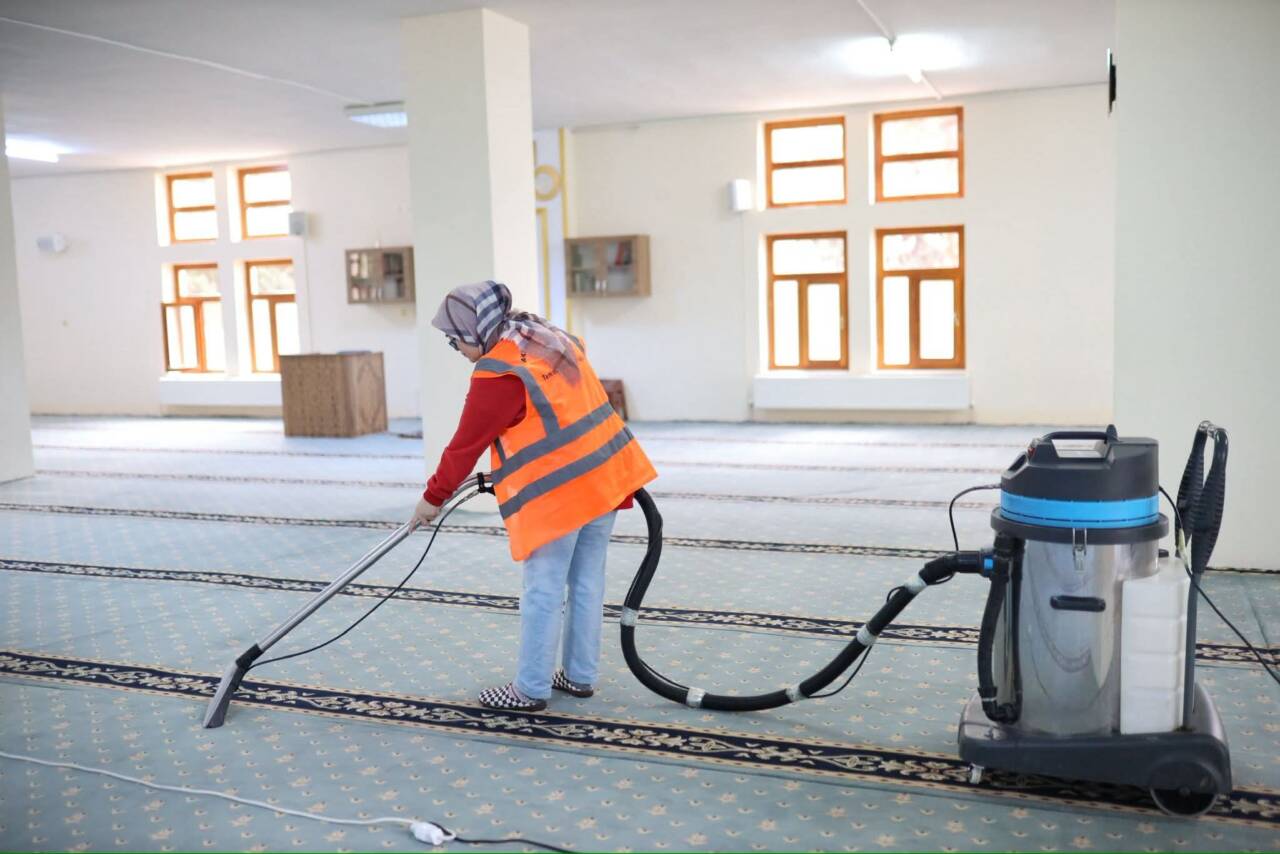 Aksaray Belediyesi, Ramazan Ayı öncesinde ibadethanelerde kapsamlı temizlik çalışması başlattı.