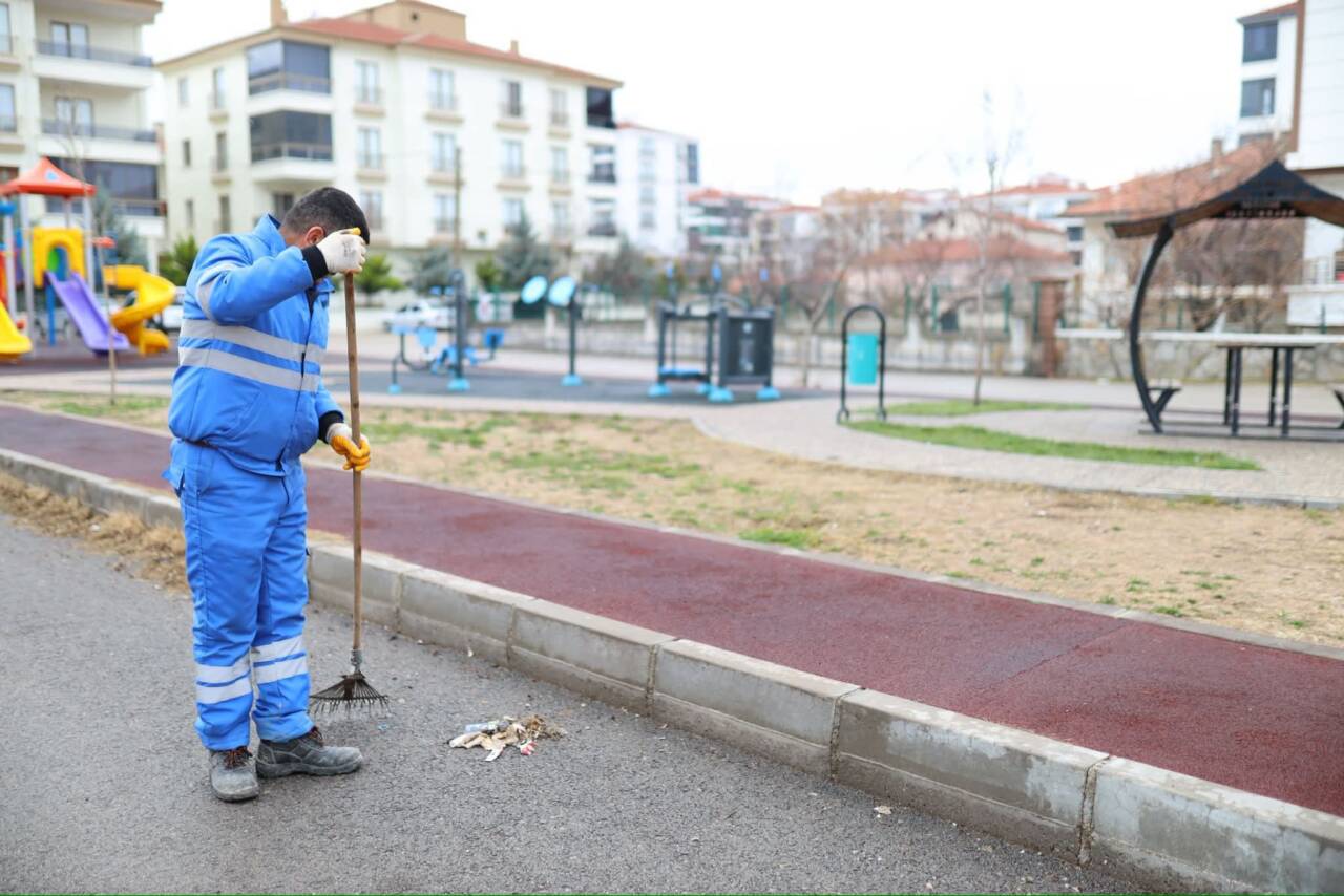 Aksaray Belediyesi, kent genelinde sürdürülen çevre düzeni çalışmaları kapsamında Hasas