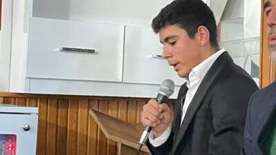 Sultanhanı’nda Cuma namazında gençler mihrapta görev alarak manevi bir atmosfer