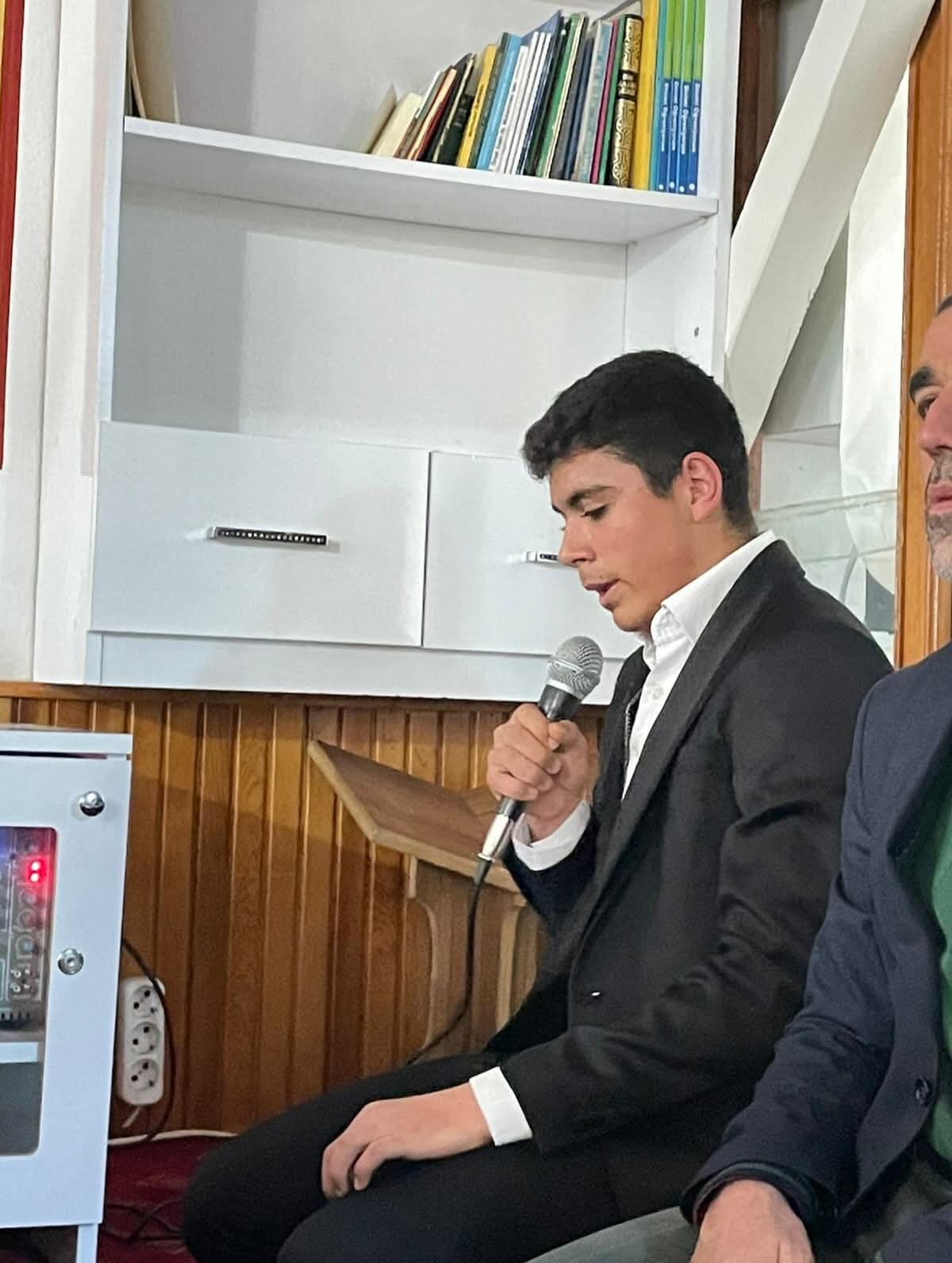 Sultanhanı’nda Cuma namazında gençler mihrapta görev alarak manevi bir atmosfer