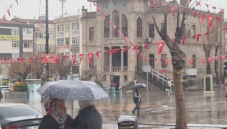 Şiddetli sağanak Aksaray’ı etkiledi. Yağış zaman zaman sele neden olsa