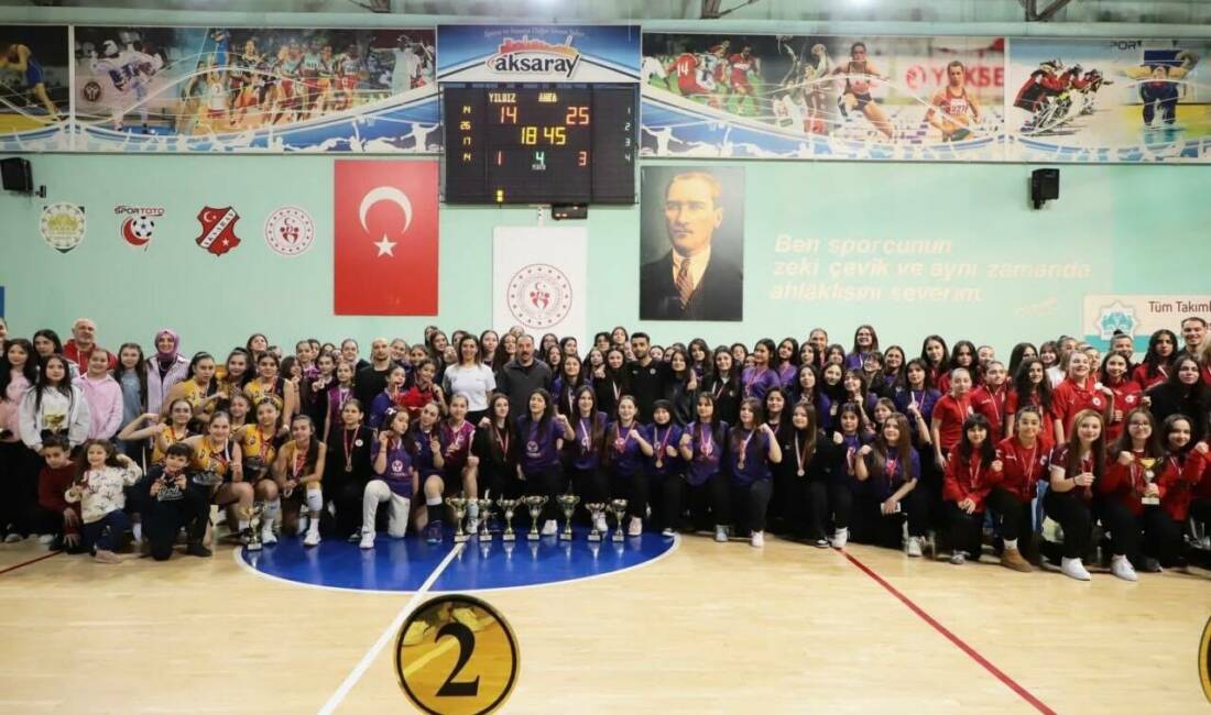 Atatürk Spor Salonu’nda düzenlenen Kulüpler Arası Voleybol İl Birinciliği, yoğun