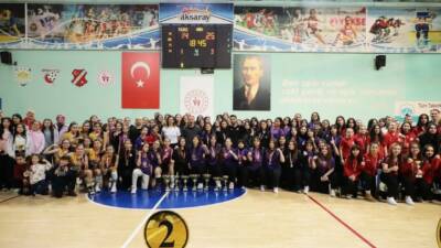 Atatürk Spor Salonu’nda düzenlenen Kulüpler Arası Voleybol İl Birinciliği, yoğun