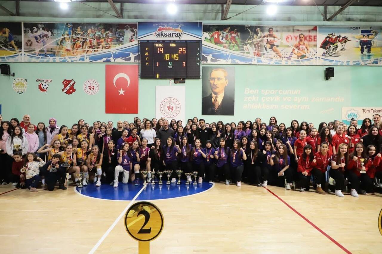 Atatürk Spor Salonu’nda düzenlenen Kulüpler Arası Voleybol İl Birinciliği, yoğun