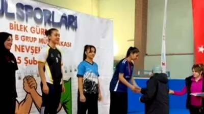 Yunus Emre Anadolu Lisesi öğrencisi Gülistan Gönen, bilek güreşi branşında