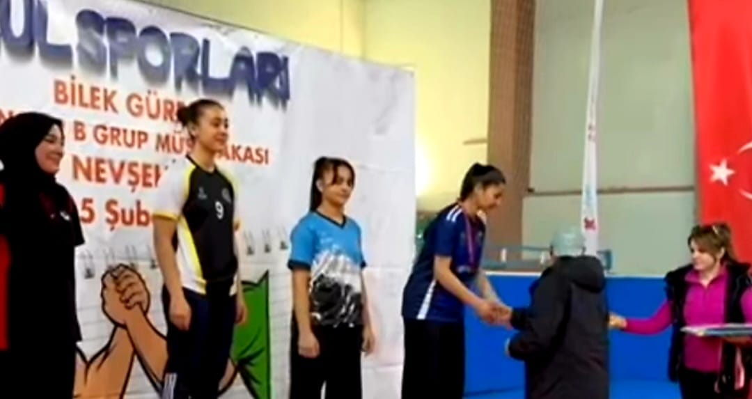 Yunus Emre Anadolu Lisesi öğrencisi Gülistan Gönen, bilek güreşi branşında