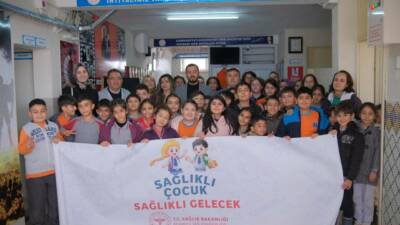 Aksaray’da düzenlenen “Sağlıklı Çocuk, Sağlıklı Gelecek” etkinliğinde ilkokul öğrencileri sağlık