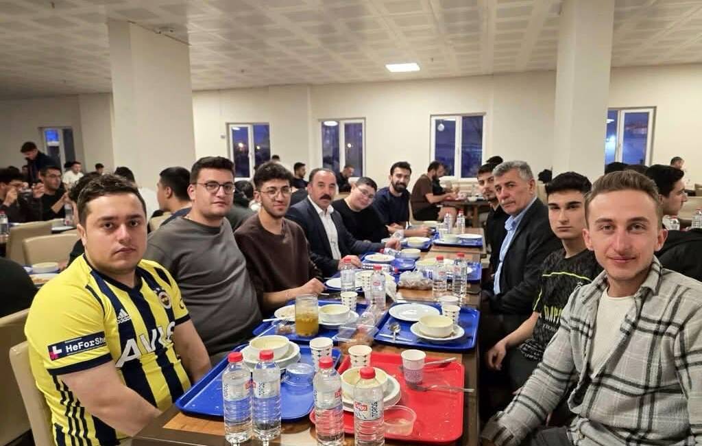 Aksaray’da Ramazan ayının ilk iftarında erkek öğrenci yurdunda kalan gençlerle