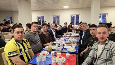 Aksaray’da Ramazan ayının ilk iftarında erkek öğrenci yurdunda kalan gençlerle