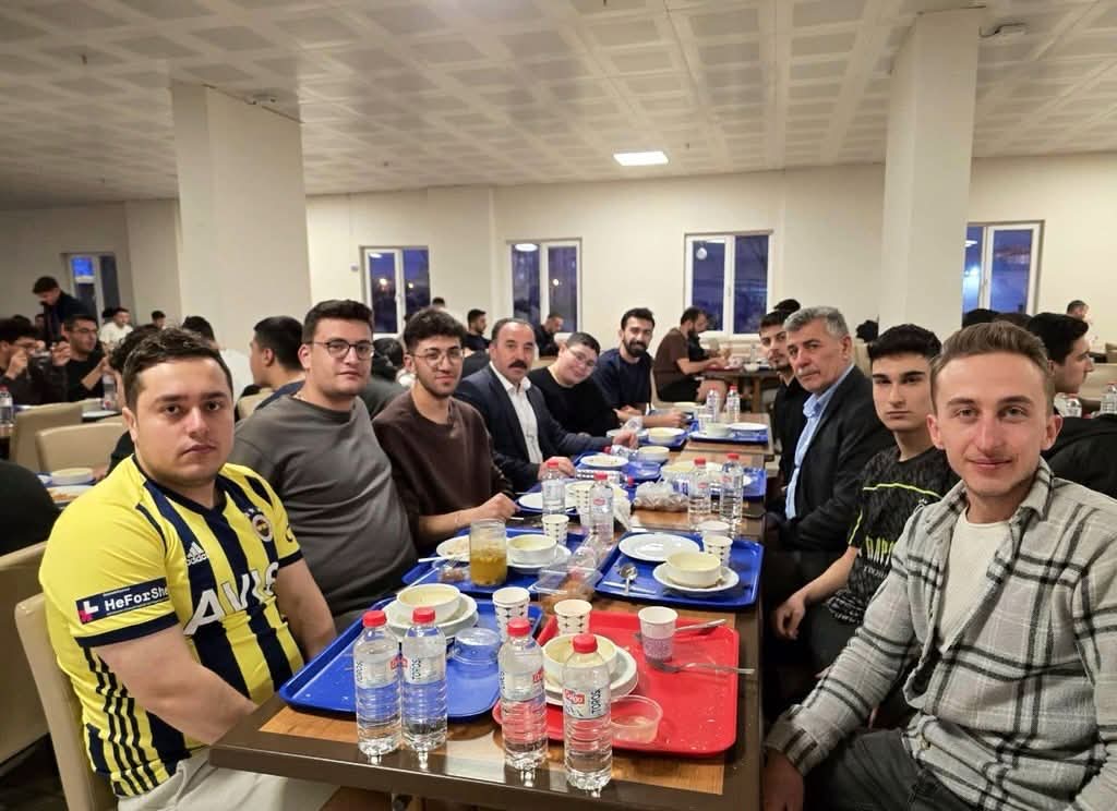 Aksaray’da Ramazan ayının ilk iftarında erkek öğrenci yurdunda kalan gençlerle
