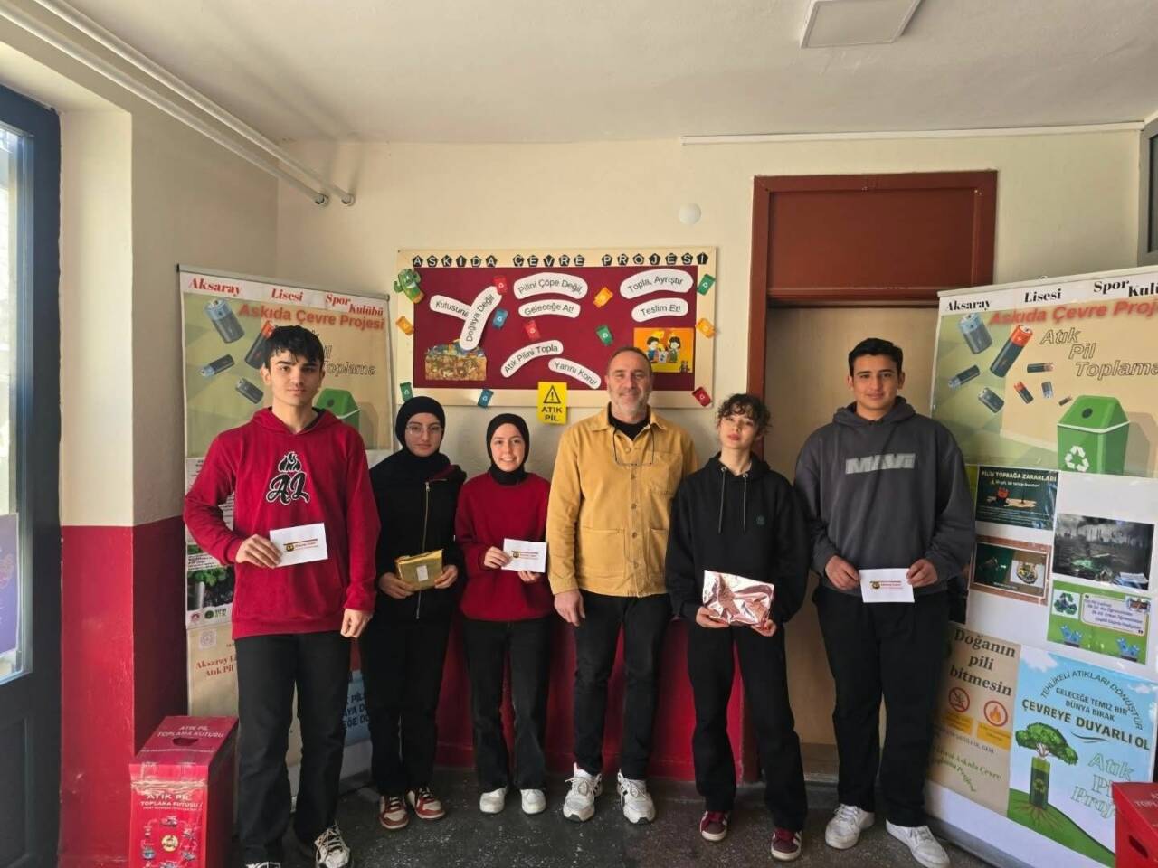 Aksaray Lisesi Spor Kulübü’nün Askıda Çevre Projesi kapsamında yürüttüğü kampanyada,