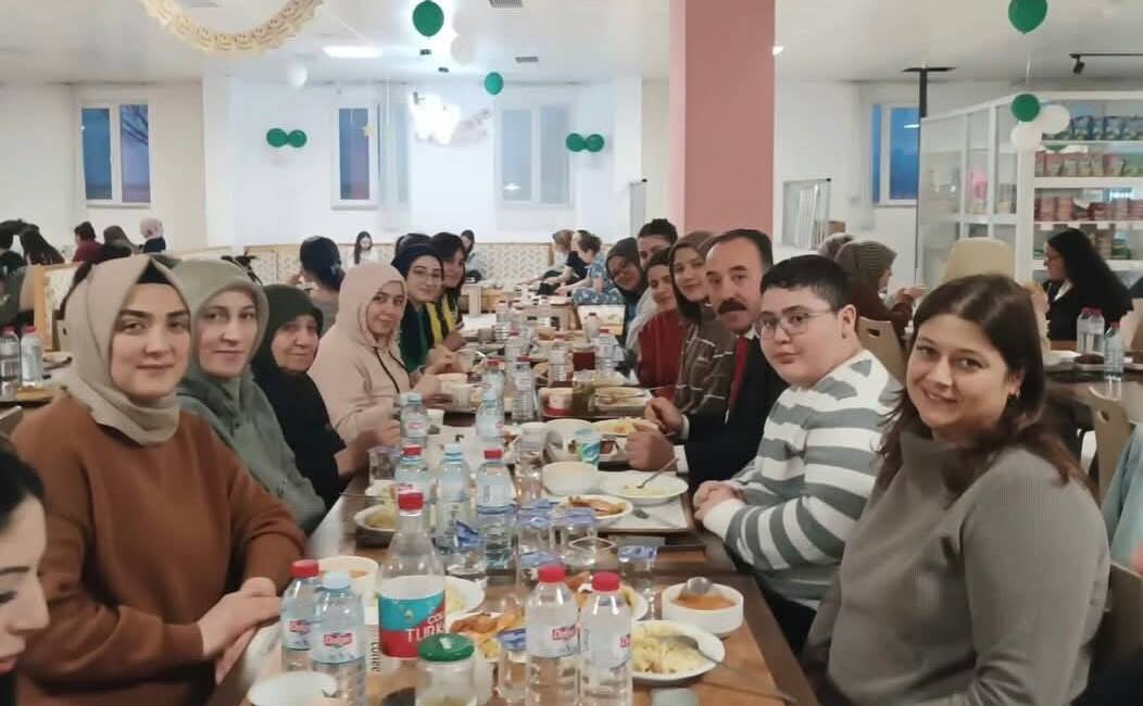 Aksaray’da Ramazan ayı kapsamında düzenlenen iftar programında, Gençlik ve Spor