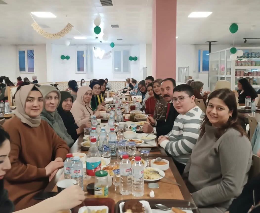 Aksaray’da Ramazan ayı kapsamında düzenlenen iftar programında, Gençlik ve Spor