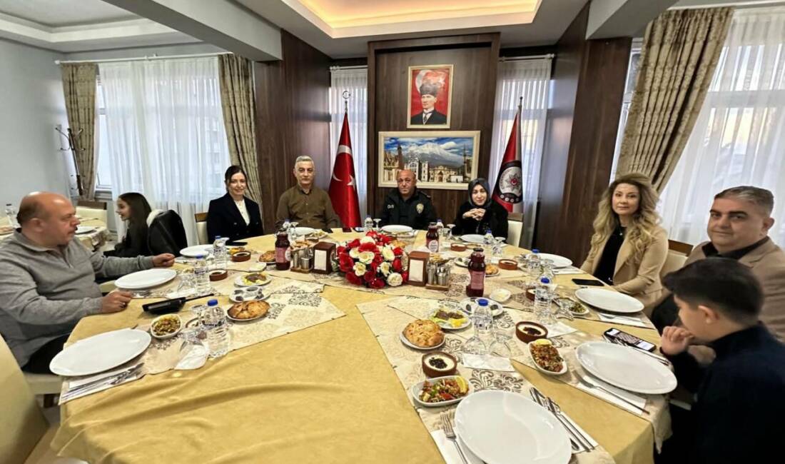 Aksaray İl Emniyet Müdürlüğü’nün iftar programında personel ve aileler bir
