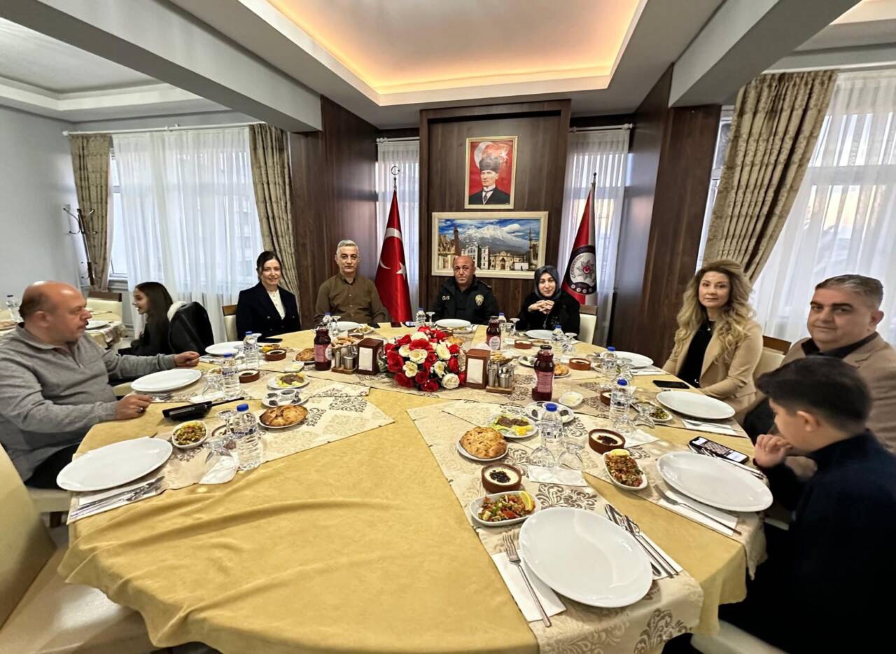 Aksaray İl Emniyet Müdürlüğü’nün iftar programında personel ve aileler bir
