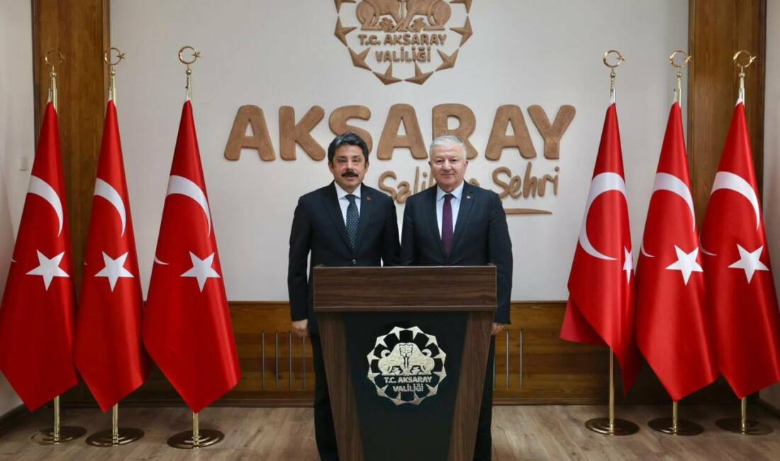 Kırşehir Valisi Murat Sefa Demiryürek, Aksaray Valisi Murat Duru’yu makamında