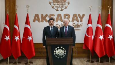Kırşehir Valisi Murat Sefa Demiryürek, Aksaray Valisi Murat Duru’yu makamında
