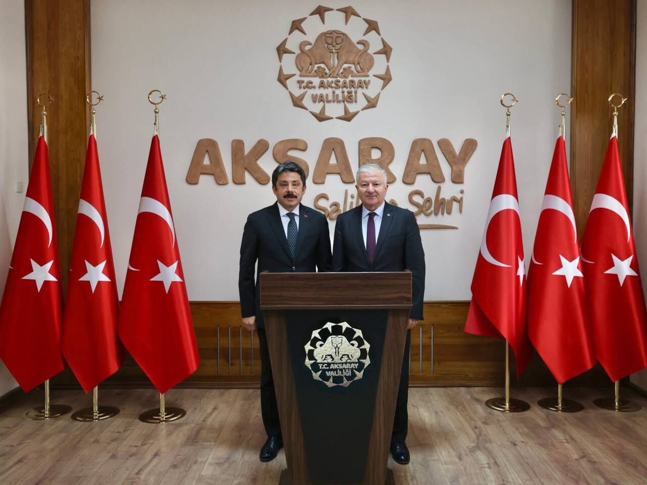 Kırşehir Valisi Murat Sefa Demiryürek, Aksaray Valisi Murat Duru’yu makamında
