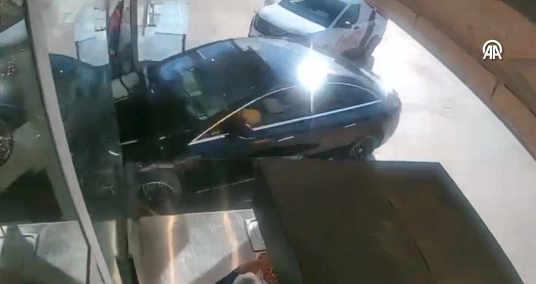 Ankara'nın Etimesgut ilçesinde kontrolden çıkan otomobil pastaneye girerek maddi hasara