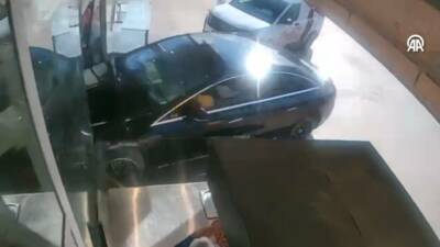 Ankara'nın Etimesgut ilçesinde kontrolden çıkan otomobil pastaneye girerek maddi hasara