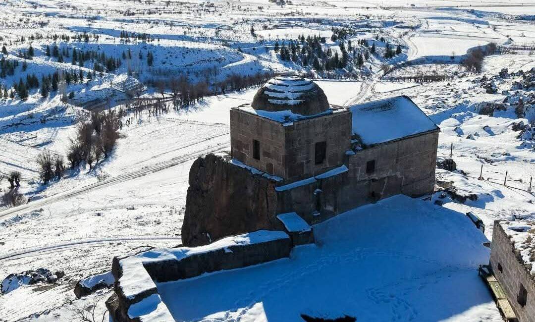 Aksaray Belediyesi, Güzelyurt ilçesinde yer alan Yüksek Kilise’den paylaştığı sabah