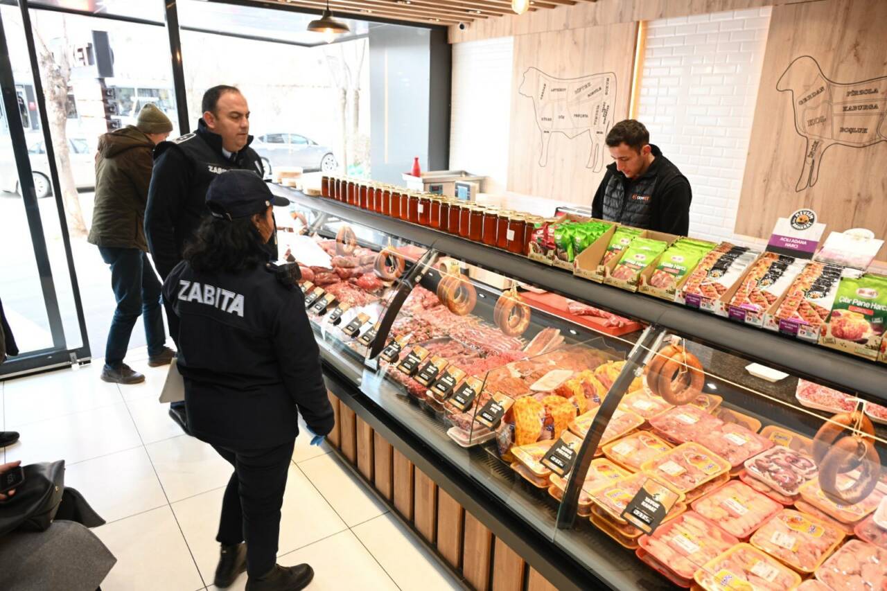 Aksaray Belediyesi zabıta ekipleri, Ramazan ayının devam ettiği bugünlerde kent