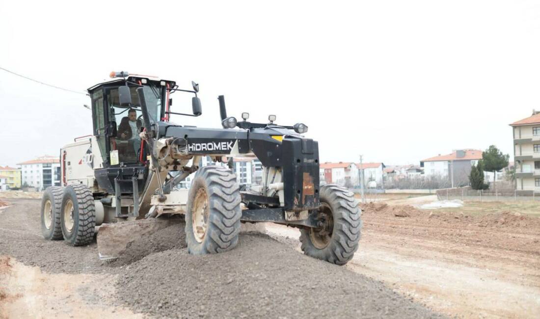 Aksaray’da Zafer Mahallesi’nde başlatılan yol çalışmaları kapsamında stabilize malzeme serimi