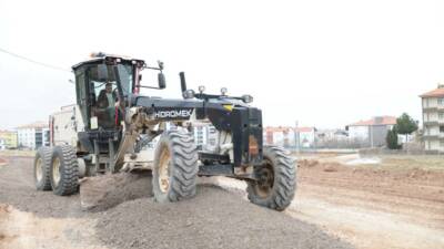Aksaray’da Zafer Mahallesi’nde başlatılan yol çalışmaları kapsamında stabilize malzeme serimi
