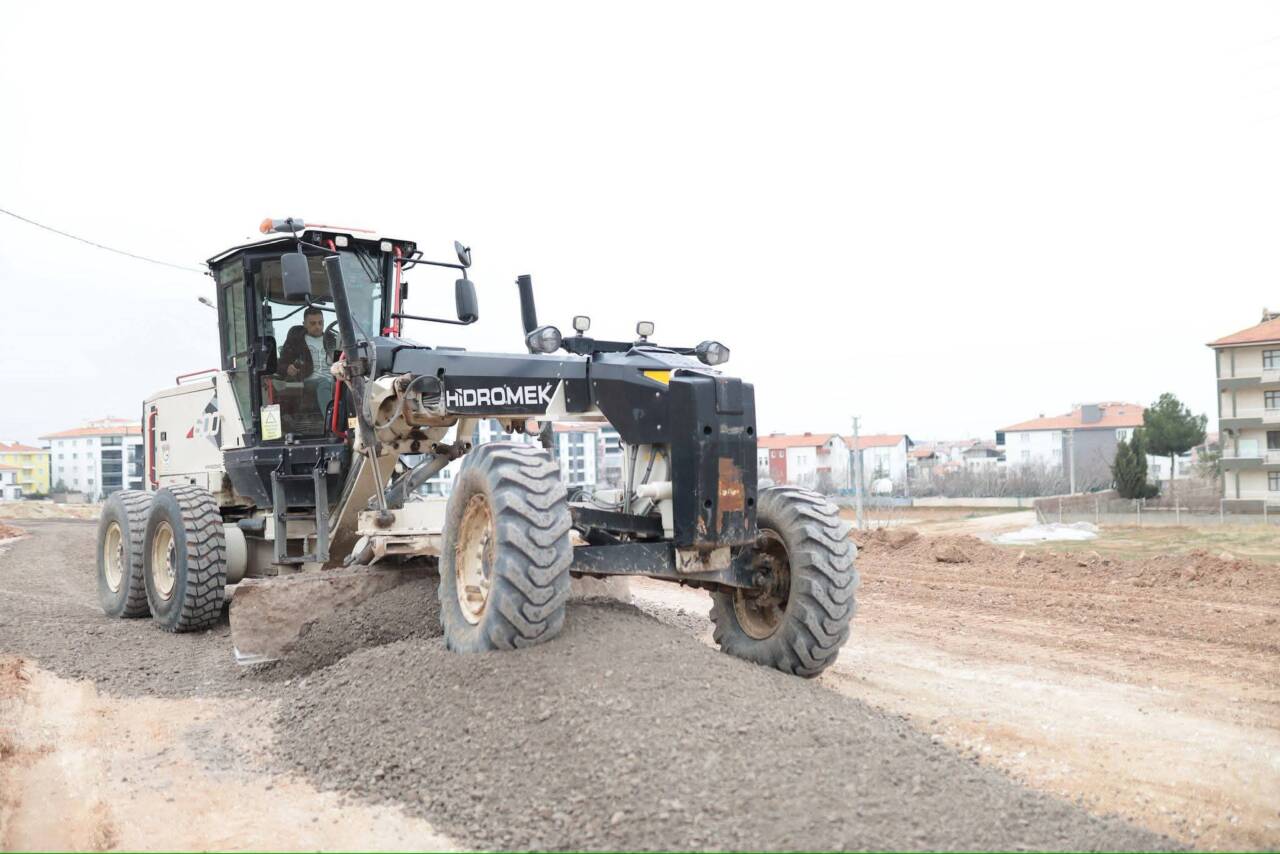 Aksaray’da Zafer Mahallesi’nde başlatılan yol çalışmaları kapsamında stabilize malzeme serimi