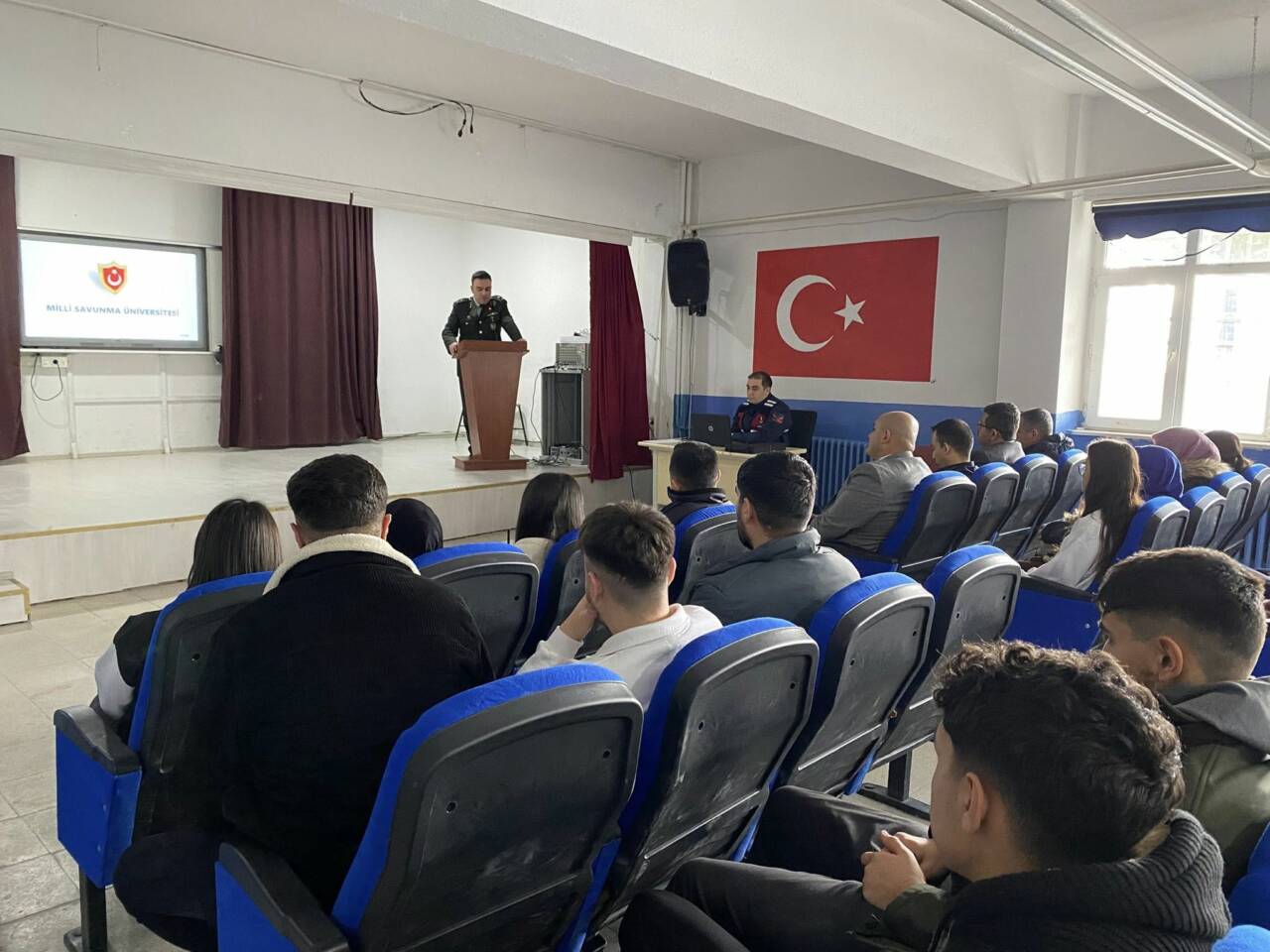 Şehit Menderes Taşkale Çok Programlı Anadolu Lisesi’nde düzenlenen seminerde, öğrenciler