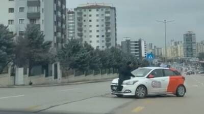 Başkentte, kaputunda bir kişinin bulunmasına rağmen sürülen araç, cep telefonu