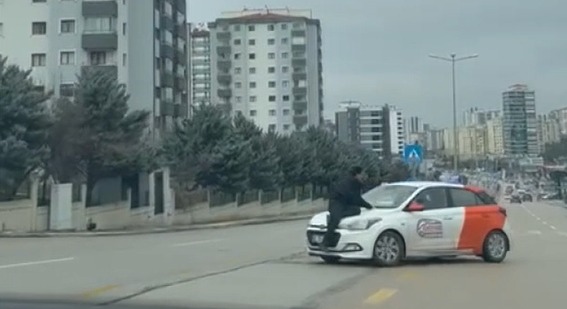 Başkentte, kaputunda bir kişinin bulunmasına rağmen sürülen araç, cep telefonu
