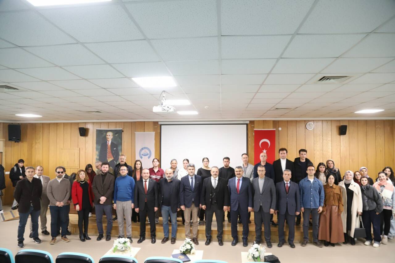 Aksaray Üniversitesi (ASÜ) İİBF Konferans Salonu’nda düzenlenen “28 Şubat’ın Ekonomik