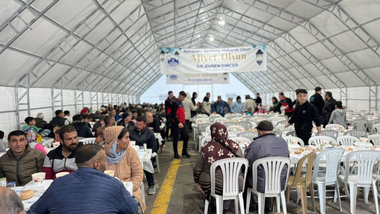 Park Site ve Nora City AVM otoparklarında kurulan iftar çadırları,