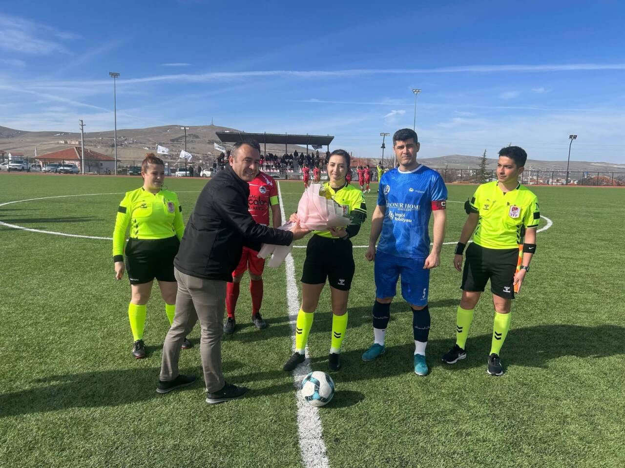 Ortaköy’de oynanan karşılaşma öncesinde anlamlı bir fair-play örneği yaşandı. Aksaray