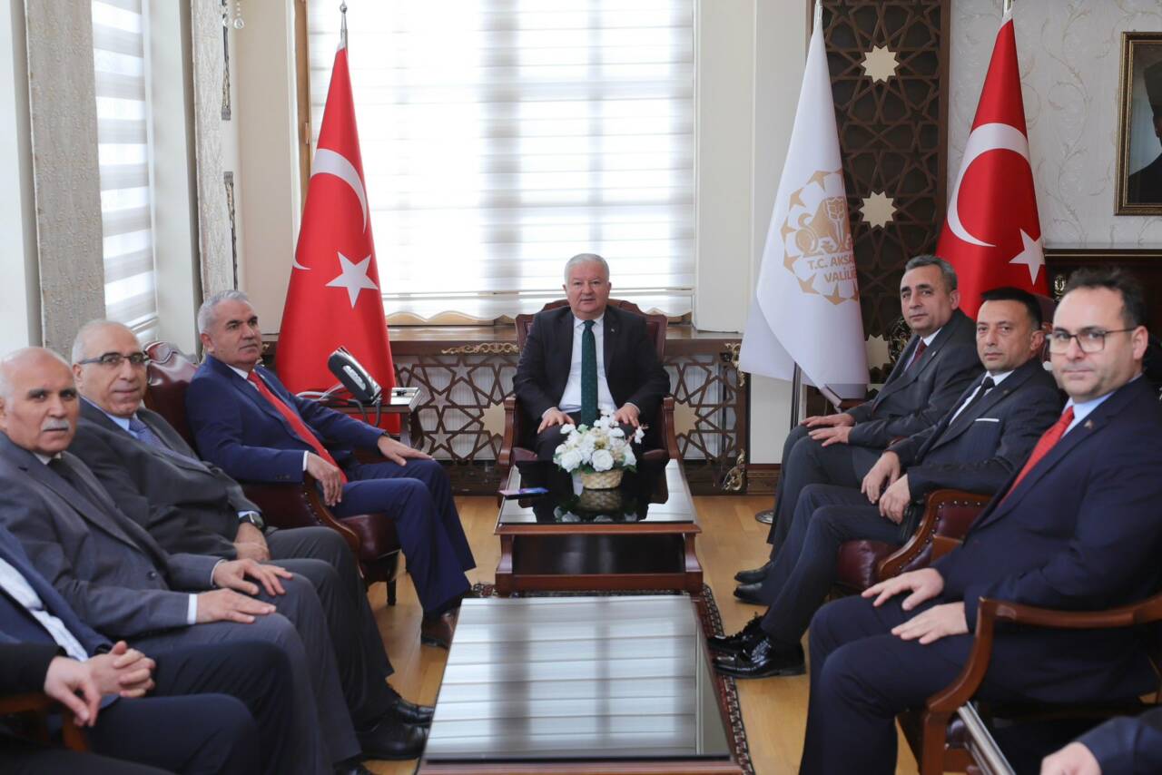 TÜRKAV ve Türkiye Kamu-Sen Aksaray temsilcileri, göreve yeni atanan Vali