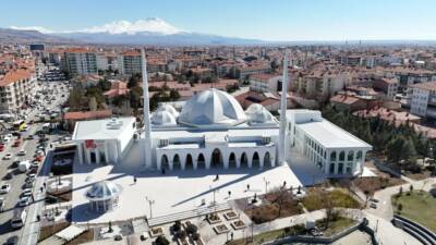 Aksaray Belediyesi, şehirde sosyal yaşam alanlarını artırmaya yönelik yatırımlarına bir