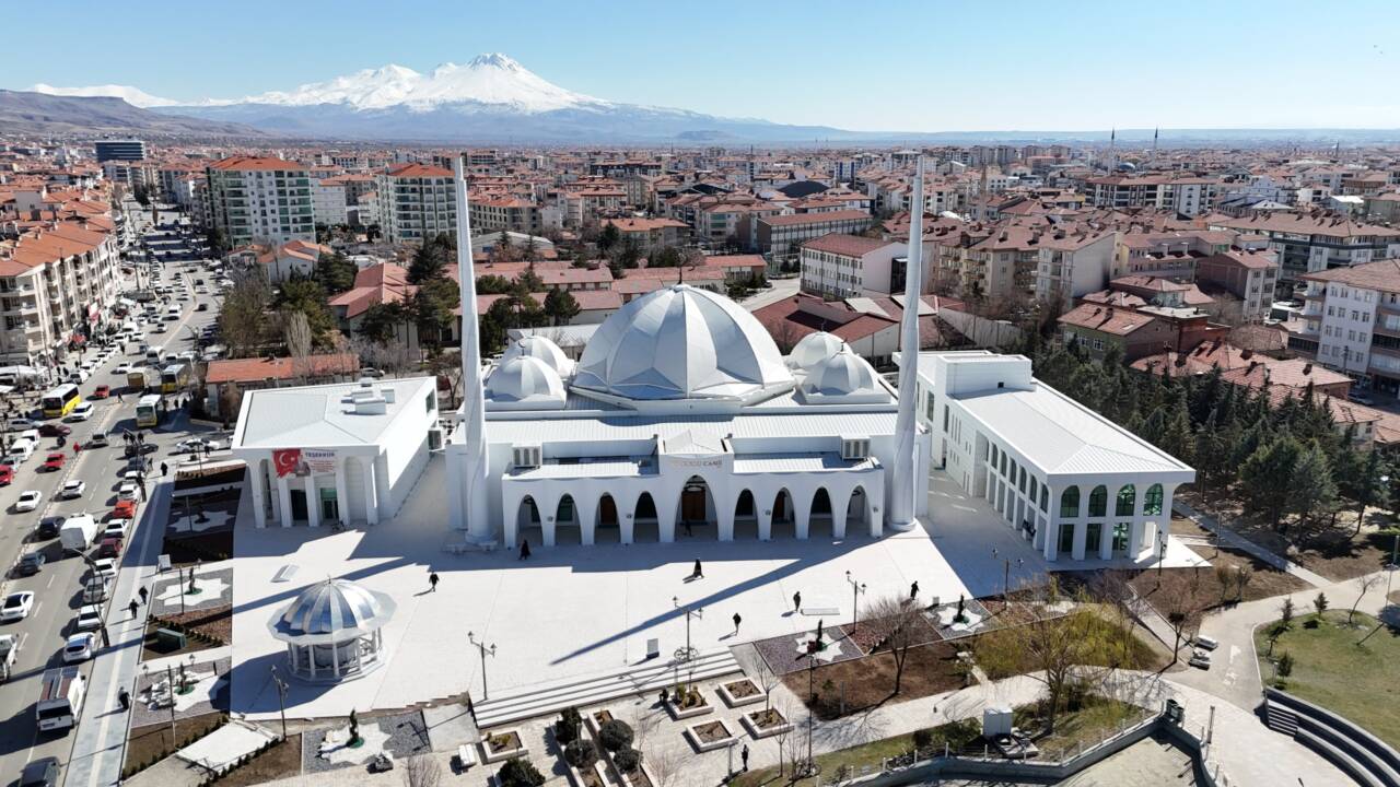 Aksaray Belediyesi, şehirde sosyal yaşam alanlarını artırmaya yönelik yatırımlarına bir