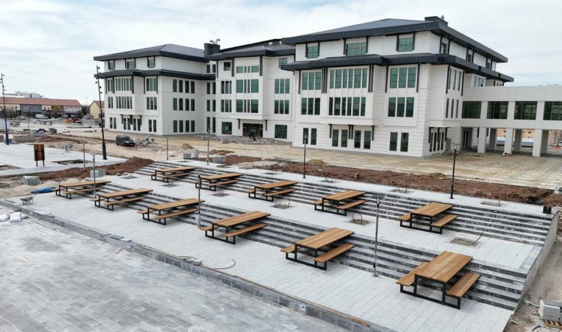 Aksaray Belediyesi tarafından yeni belediye hizmet binasının önünde yapımına başlanan