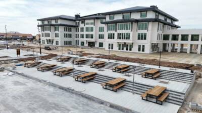 Aksaray Belediyesi tarafından yeni belediye hizmet binasının önünde yapımına başlanan