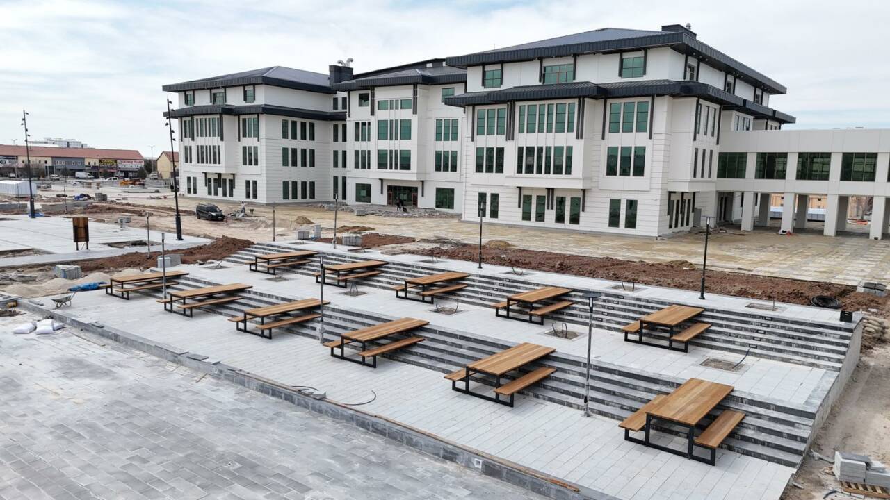 Aksaray Belediyesi tarafından yeni belediye hizmet binasının önünde yapımına başlanan